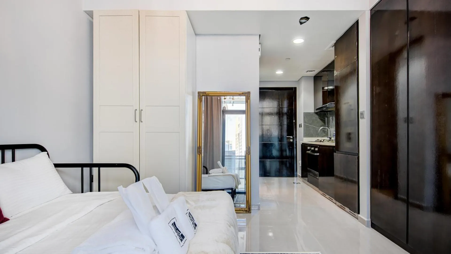 Mira Holiday Homes - Newly Furnished Studio In Business Bay Dubaj Apartament